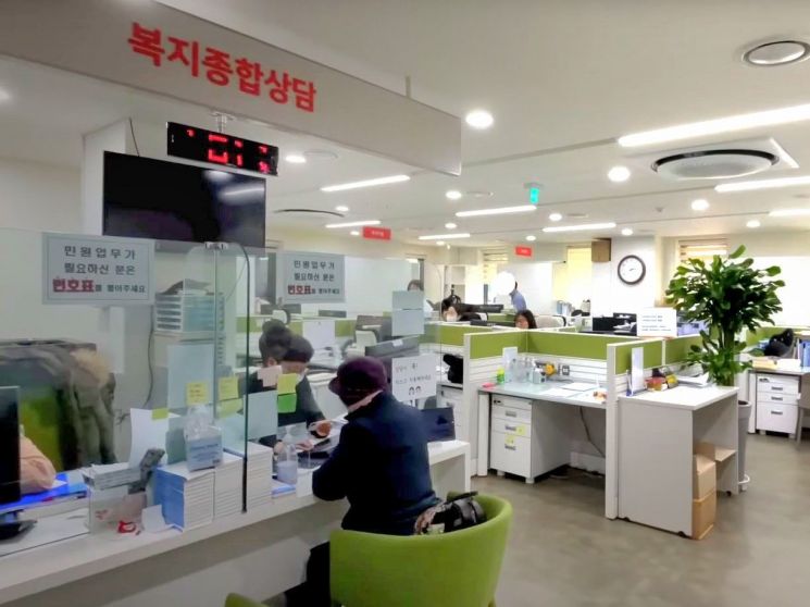 복지종합상담 창구 현장. 강동구 제공.