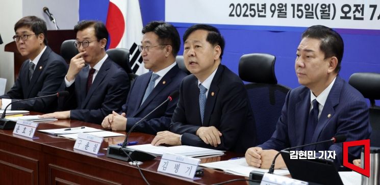 Deputy Prime Minister and Minister of Economy and Finance Koo Yoon-chul is speaking at the 'Chuseok Livelihood Stabilization Measures Party-Government Meeting' held at the National Assembly Members' Office Building on September 15, 2025. Photo by Kim Hyun-min
