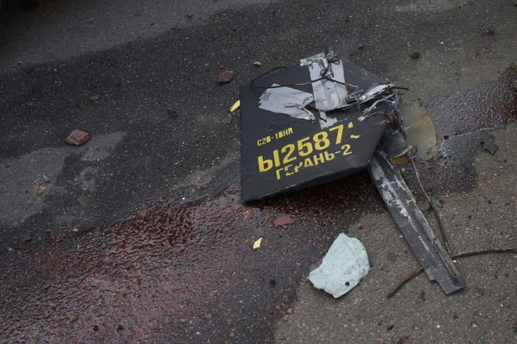 지난 6월(현지시간) 우크라이나 키이우의 한 주거지역에 '게란-2(Geran-2)'라고 적힌 러시아 드론 파편이 떨어져 있다. AP연합뉴스