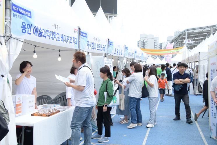 용인시는 올해 용인시민의 날 행사의 일환으로 27~28일 미르스타디움에서 식품산업 박람회를 개최한다. 지난해 같은 장소에서 열린 식품산업 박람회 전경. 용인시 제공