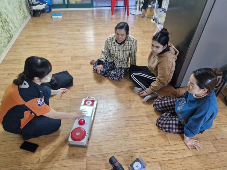 경기도소방재난본부가 외국인 근로자 숙소를 찾아 화재안전점검에 대한 교육을 하고 있다. 경기도소방재난본부 제공