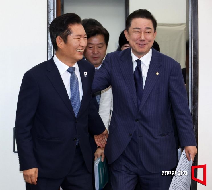 정청래 더불어민주당 대표와 김병기 원내대표가 15일 국회에서 열린 최고위원회의에 참석하고 있다. 2025.9.15 김현민 기자