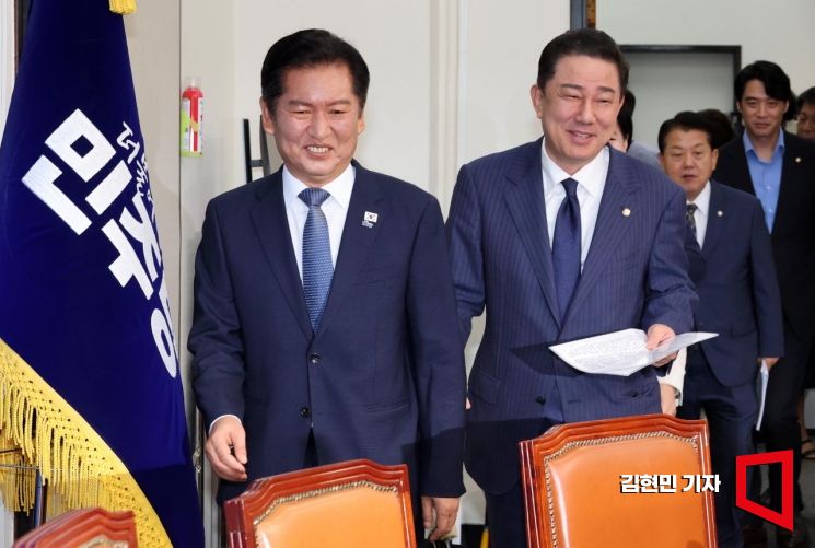 정청래 더불어민주당 대표와 김병기 원내대표가 15일 국회에서 열린 최고위원회의에 참석하고 있다. 2025.9.15 김현민 기자