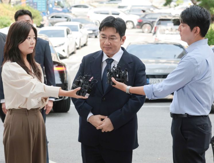 경찰, '1900억 부당이득 혐의' 방시혁 첫 소환…"조사 성실히 받을 것"