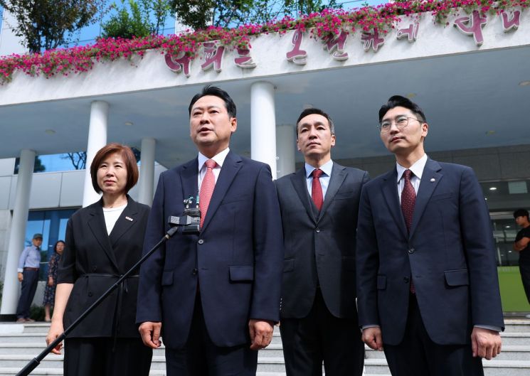 국민의힘 장동혁 대표가 14일 오전 부산 강서구 세계로교회 예배에 참석 하기 전 취재진 질문에 답하고 있다. 연합뉴스