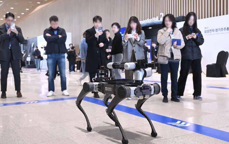 지난 3월 경기도 수원시 영통구 수원컨벤션센터에서 열린 제56기 삼성전자 정기주주총회에서 주주들이 레인보우로보틱스 로봇 시연을 보고 있다. 연합뉴스