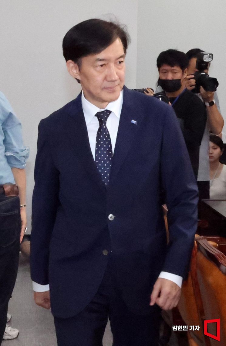 조국 조국혁신당 비상대책위원장이 지난달 15일 국회에서 열린 비상대책위원회의에 참석하고 있다.