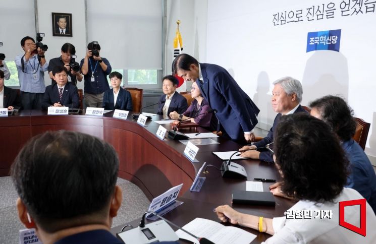 [포토] 인사하는 조국 비대위원장