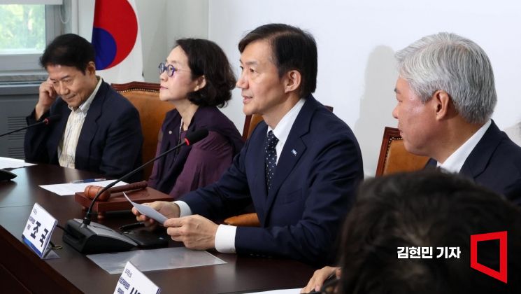 [포토] 조국, "성비위 사건 피해자분들께 깊이 사과"