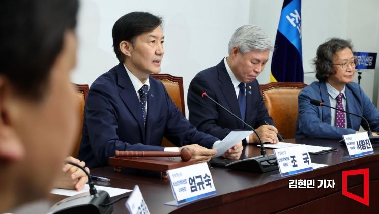 조국 조국혁신당 비상대책위원장이 15일 국회에서 열린 비상대책위원회의에서 발언하고 있다. 김현민 기자