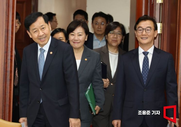 [포토] 회의 참석하며 인사하는 구윤철 부총리