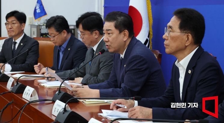김병기 더불어민주당 원내대표가 15일 국회에서 열린 산업재해예방TF 중대재해 예방을 위한 노동안전 종합대책 발표 당정협의에서 발언하고 있다. 김현민 기자