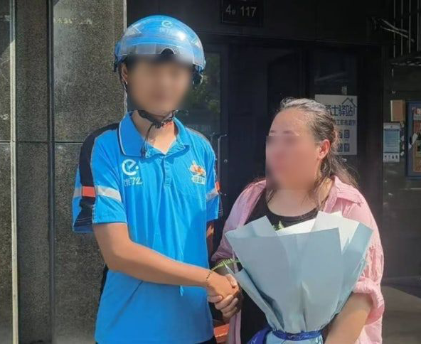 냉동 창고에 갇힌 여성(오른쪽)과 구해준 배달 기사. SCMP