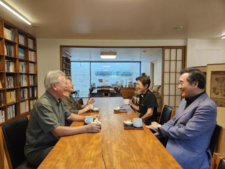 On the 13th, Lee Nakyon, the standing advisor, posted a photo on social media meeting former President Moon and his wife in Pyeongsan Village, Yangsan, Gyeongnam. Lee Nakyon Facebook