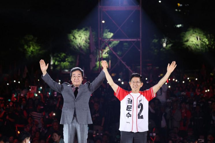 Standing Committee member Lee Nak-yeon publicly supported Kim Moon-soo, the People Power Party's presidential candidate, in the last presidential election. Lee Nak-yeon Facebook