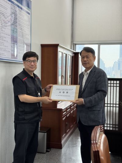 Yoon Hanhong, Chairman of the National Assembly's Political Affairs Committee (right), and Yoon Taewan, Vice Chairman of the Financial Supervisory Service Emergency Response Committee, are taking a commemorative photo after a discussion opposing the reform of the financial supervisory system at the National Assembly in Yeouido, Yeongdeungpo-gu, Seoul on the 15th. Financial Supervisory Service Emergency Response Committee.
