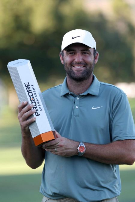 스코티 셰플러가 프로코어 챔피언십 우승 직후 트로피를 들고 미소를 짓고 있다. 내파(미국)=AFP연합뉴스