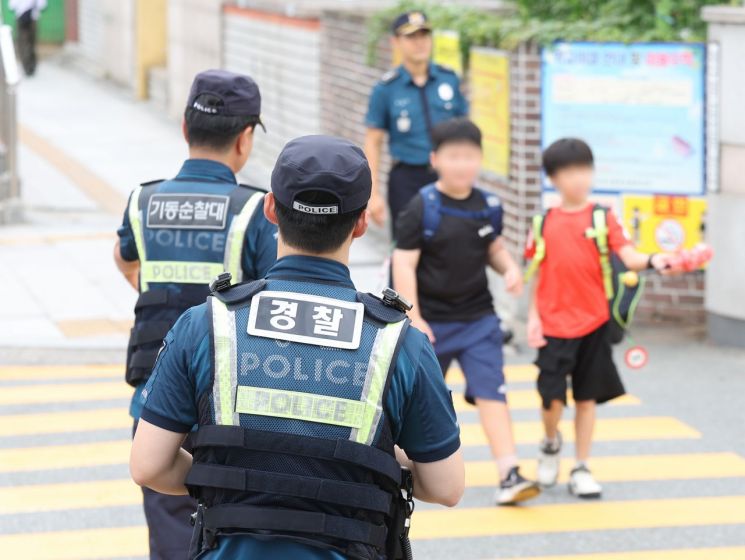 지난 12일 대구 한 초등학교 앞에서 동촌지구대, 기동순찰대 경찰관들이 초등생 하굣길 순찰 활동을 하고 있다. 연합뉴스