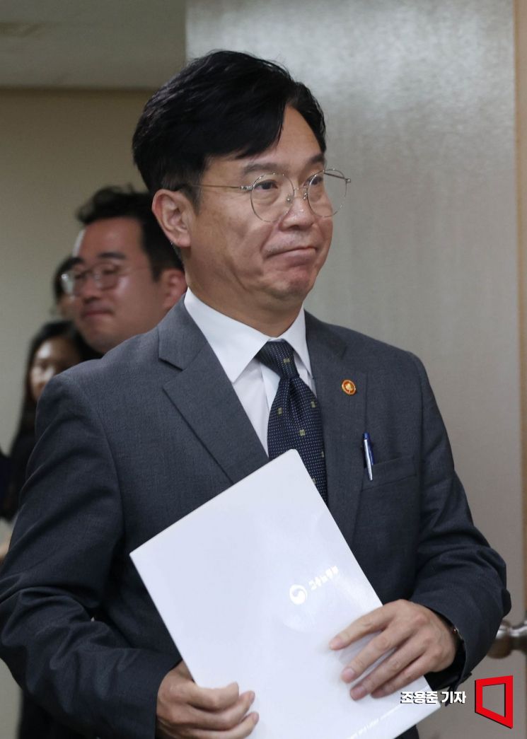 [Photo] Minister Kim Younghoon Attends Announcement of Comprehensive Labor Safety Measures