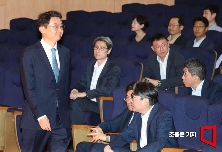 [포토] 취임식 참석하는 이억원 신임 금융위원장