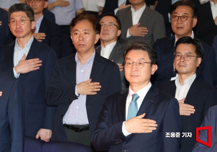 [포토] 국민의례하는 이억원 신임 금융위원장