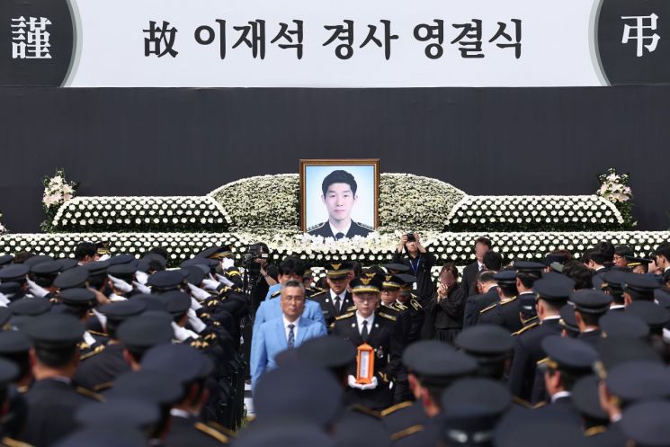 15일 인천 서구 인천해양경찰서에서 '해양경찰관 고(故) 이재석 경사 영결식'이 엄수되고 있다. 연합뉴스