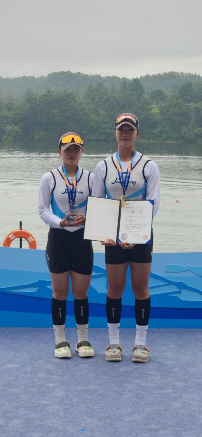 제22회 k-water 사장배 물사랑 전국조정대회에서 경량급 더블스컬 1위를 차지한  유지현(사진 왼쪽), 김미수 선수. 전남체육회 제공