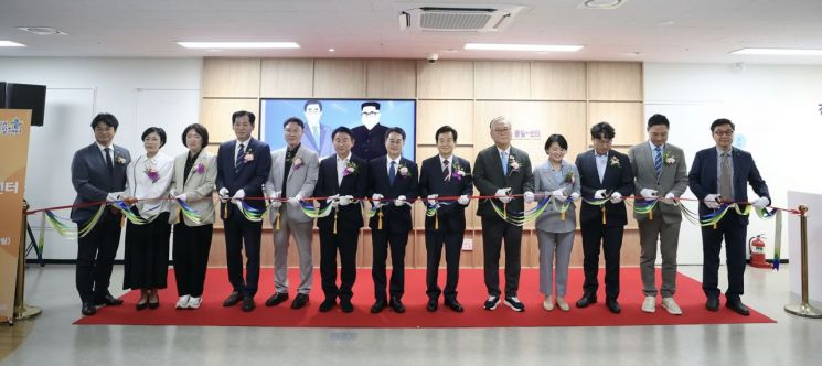 김동연 경기도지사가 정동영 통일부장관, 김동근 의정부시장 등과 함께 15일 '경기권 통일플러스센터' 개관식에 참석해 테이프 커팅을 하고 있다. 경기도 제공