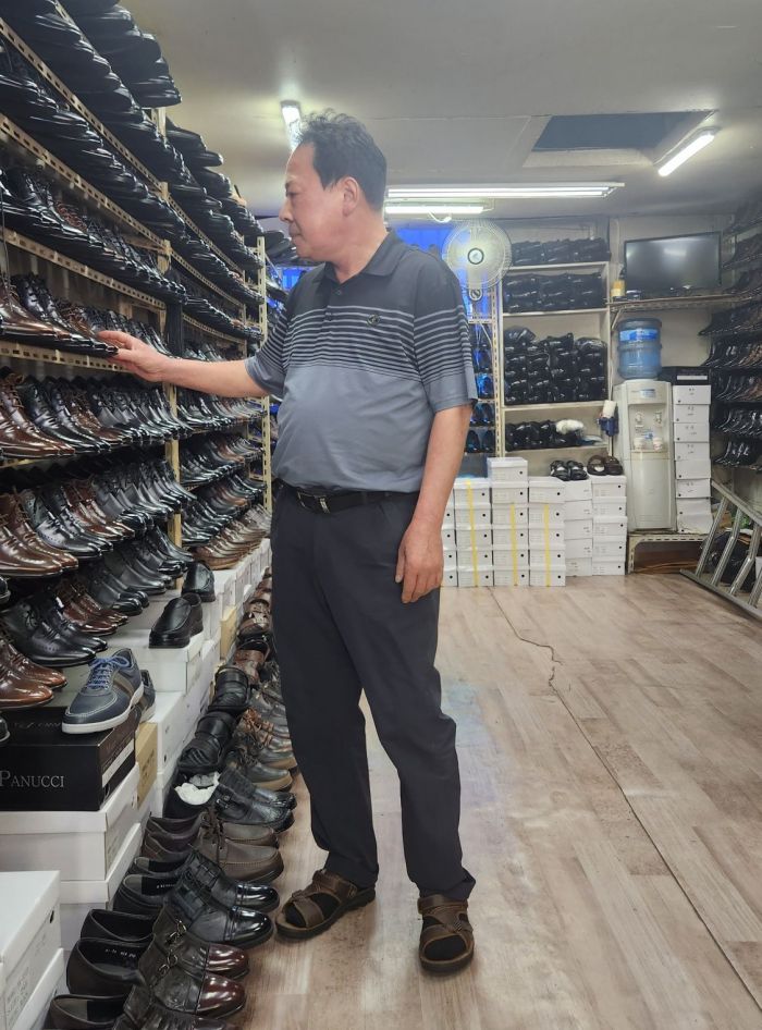 지난 12일 오후 서울 중구 하나제화 조태호 사장이 수제 구두에 대해 설명하고 있다.  변선진 기자