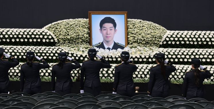 15일 인천 서구 인천해양경찰서에서 엄수된 '해양경찰관 고(故) 이재석 경사 영결식'에서 동료 경찰들이 경례하고 있다. 공동취재연합뉴스