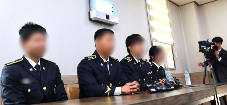 갯벌에 고립된 노인을 혼자 구하려다 숨진 고(故) 이재석 경사 팀원들인 인천해양경찰서 영흥파출소 직원들이 15일 오전 이 경사 발인을 앞두고 인천 동구의 한 장례식장에서 기자회견을 하고 있다. 연합뉴스