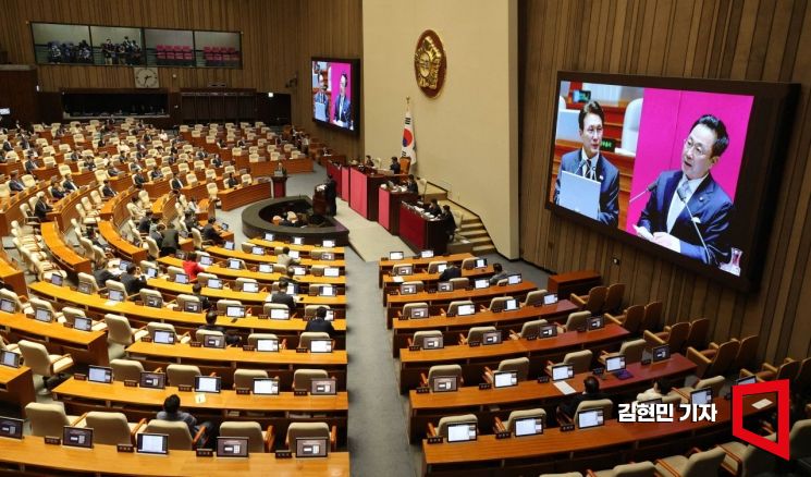 김민석 국무총리가 15일 국회 본회의장에서 열린 대정부 질문에서 박성준 더불어민주당 의원의 질문에 답하고 있다. 김현민 기자