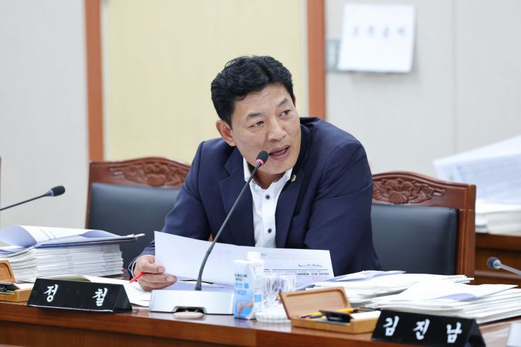 Jeong Cheol, Jeonnam Provincial Assemblyman: "93.8% of Rural Study Abroad Students Are Family-Accompanied... No Place to Stay"