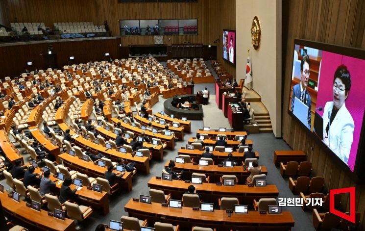 김민석 국무총리가 15일 국회 본회의장에서 열린 대정부 질문에서 임이자 국민의힘 의원의 질문에 답하고 있다. 2025.9.15 김현민 기자