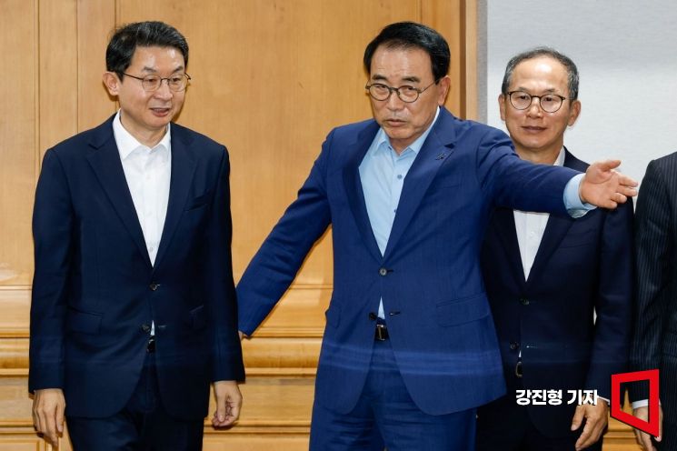 [포토] 자리로 이동하는 이억원 금융위원장