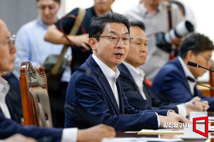 [Photo] Lee Eokwon, Chairman of the Financial Services Commission, Delivers Opening Remarks