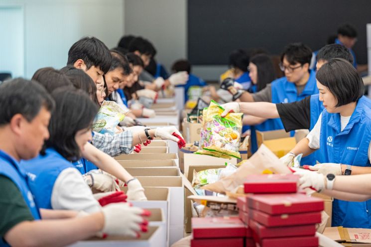 Shinhan Life Delivers Support Packages to Elderly Living Alone for Chuseok
