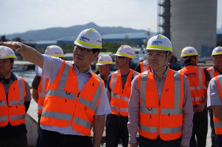 박정현 코레일유통(오른쪽) 대표가 강원도 동해본부를 방문해 비상상황 대처 훈련을 진행하고 있다. 코레일유통.