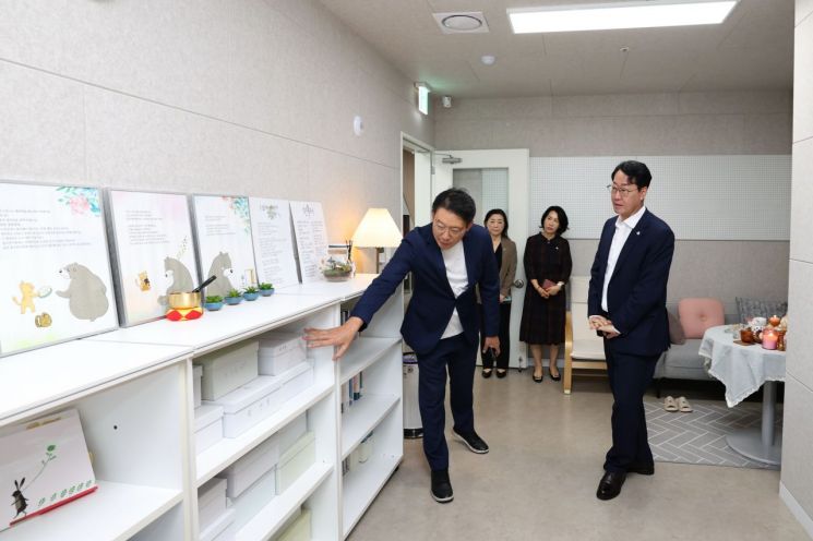 화성시가 '자살대책 TF팀'을 꾸려 지역 맞춤형 사업을 강화한다. 정명근 화성시장(오른쪽)이 최근 동탄호수공원 주차타워에 새 둥지를 마련한 '화성시자살예방센터'를 15일 방문해 시설 운영상황을 둘러보고 있다. 화성시 제공