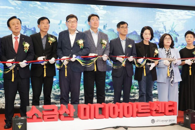 원강수 원주시장이 15일 간현관광지 내 소금산그랜드밸리 통합센터 2층에서 '소금산 미디어아트센터' 개관식에서 테이프 커팅을 하고 있다. 원주시 제공