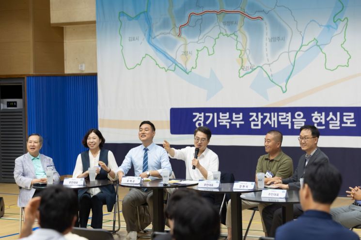 김동연 경기도지사가 15일 의정부시 민락국민체육센터에서 ‘경기북부 중심 고속화도로’ 사업계획을 발표하고 지역 주민들과 소통하고 있다. 경기도 제공