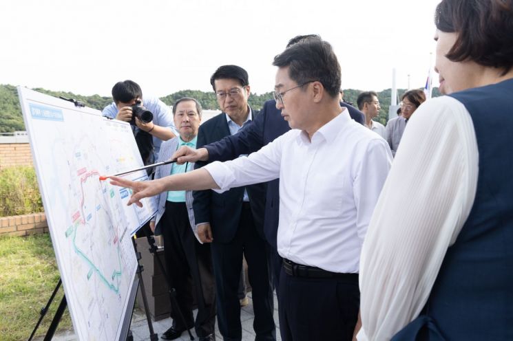 김동연 경기도지사가 15일 의정부시 민락국민체육센터에서 ‘경기북부 중심 고속화도로’ 사업계획을 발표하고 현장 추가 보고를 받고 있다. 경기도 제공