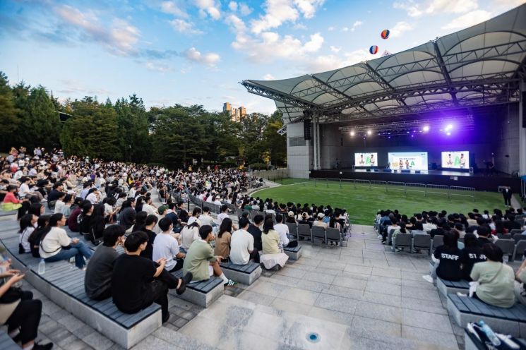 지난해 어린이대공원 무대에서 열린 2024 청춘대로 행사. 광진구 제공.