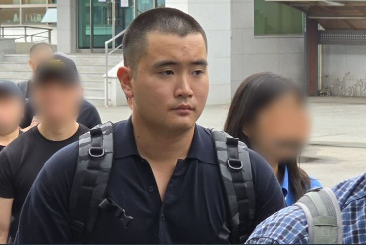 이재용 삼성전자 회장의 장남 이지호 씨가 15일 경남 창원시 진해구 해군사관학교에서 열린 해군 학사장교 사관후보생 입영식 행사장으로 향하고 있다. 삼성전자. 연합뉴스