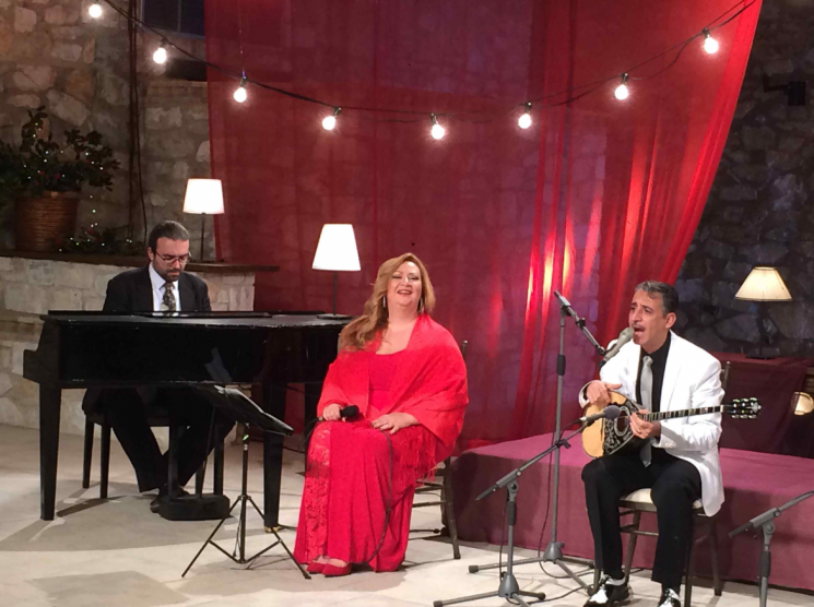 보컬 스타브룰라 마놀로풀루(가운데)와 부주키 그리고리오스 바실라스(오른쪽)