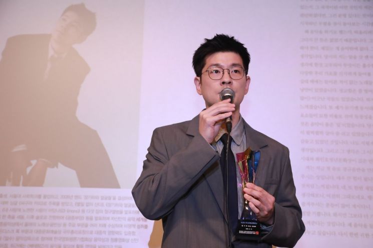 최인호청년문화상 수상 장기하 "선배들 칭찬 같아 감개무량…나 다운 자연스런 음악 할 것"