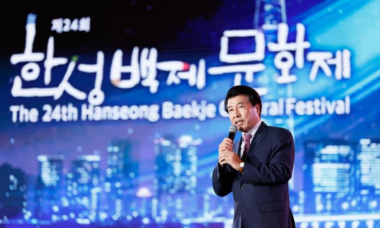 지난해 제24회 한성백제문화제에서 서강석 송파구청장이 인사말을 하고 있다. 송파구 제공.