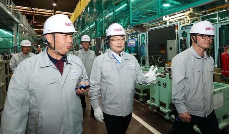 15일 '자동차 산업 수출 공급망 강화를 위한 금융지원' 1호 지원 기업인 (주)서진산업 시흥 본사를 방문한 이호성 하나은행장(사진 앞줄 왼쪽에서 두번째)이 최재홍 서진산업 대표이사(사진 앞줄 왼쪽에서 첫번째)로 부터 생산시설에 대한 설명을 듣고 있다. 하나은행
