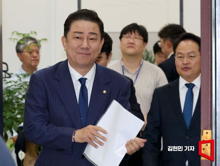 [포토] 회의실 들어서는 김병기 원내대표