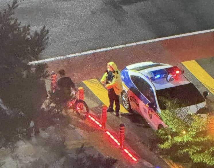 경찰관이 충남 아산시 배방읍 세교리 일대에서 도로교통법을 위반한 자전거 운전자들을 단속하고 있다. 온라인 커뮤니티